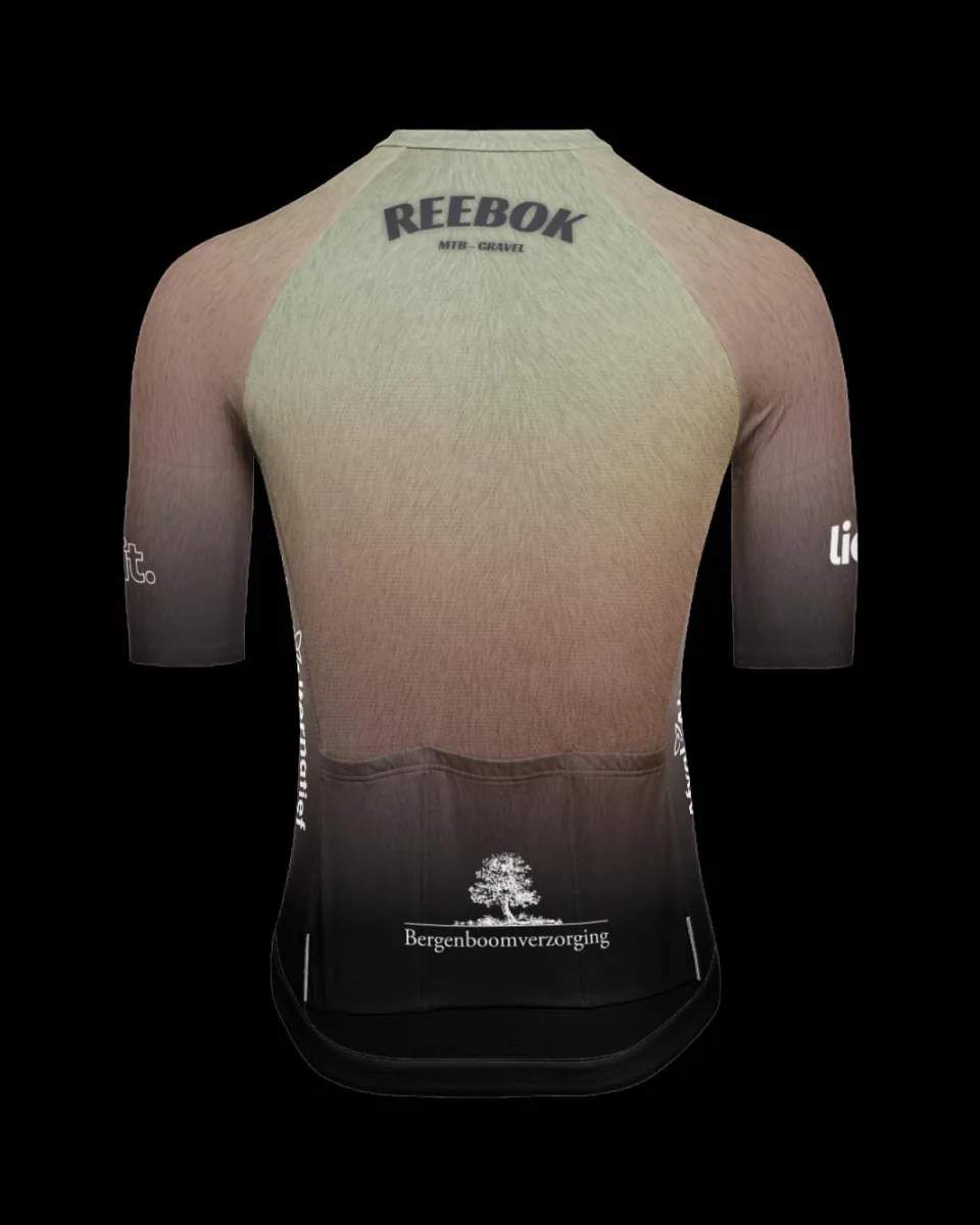 Achterkant van het REEBOK-fietsshirt met het REEBOK-woordmerk bovenaan en Bergenboomverzorging op de achterzak